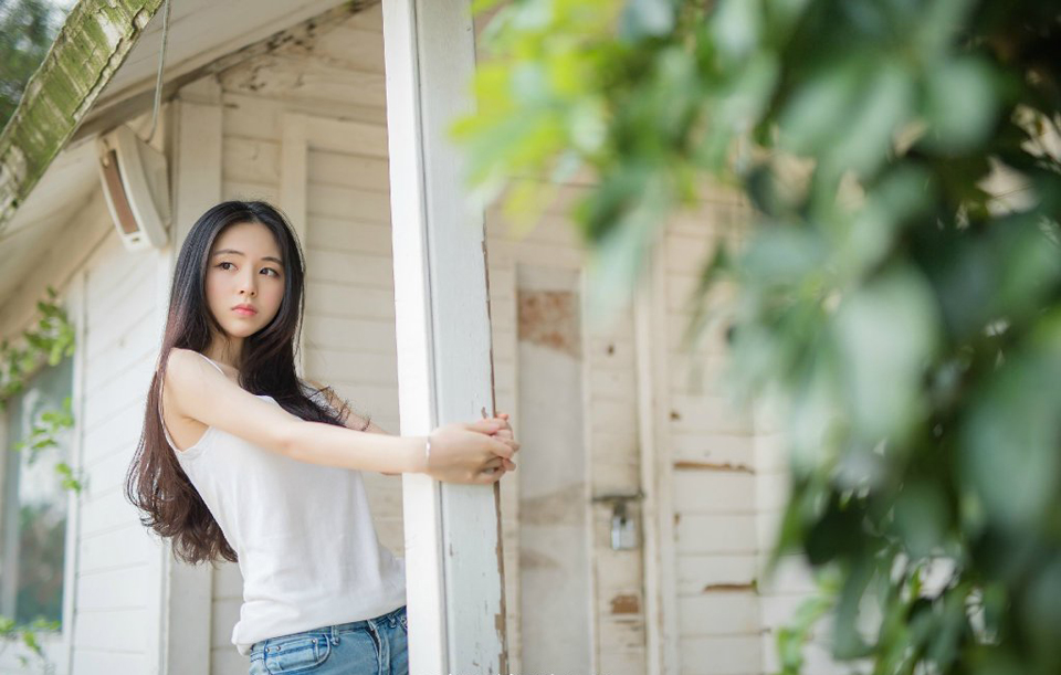 真正的朋友之间就像手和眼睛那样，手受伤了眼睛会流泪，而眼睛流泪了手也会去拭泪。